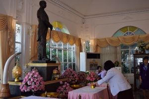 ภาพวางพานพุ่มถวายราชสักการะพระบรมรูปพระบาทสมเด็จพระจุลจอมเกล้าเจ้าอยู่หัว รัชกาลที่ 5 เนื่องในโอกาสวันปิยมหาราช วันที่ 22 ต.ค. 2561 